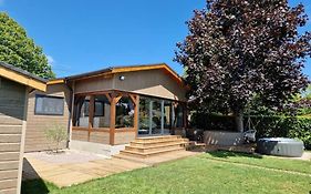 Chalet moderne au bord d'un lac